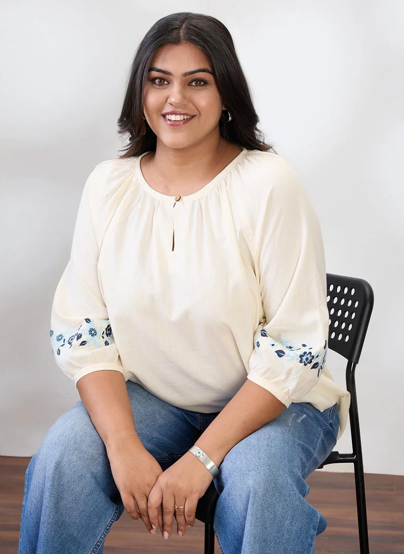 جلو باص بلوزة نسائية جلوبلس بيضاء مقاس كبير مطرزة بياقة دائرية وفتحة مفتاح وأكمام راجلان